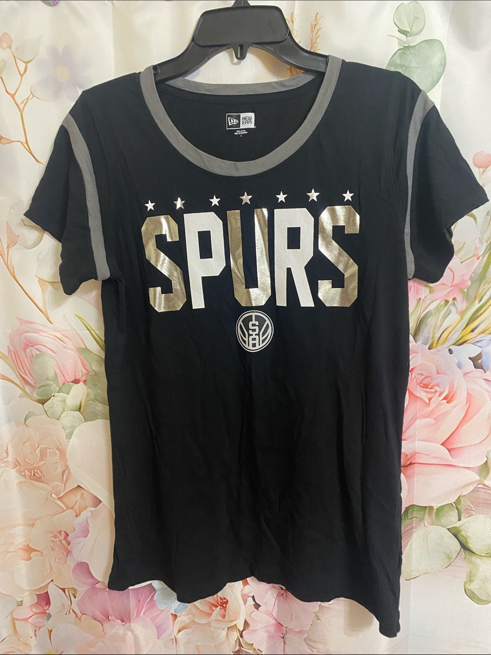 New Era Womans Black T‑Shirt with Silver snd White SPURS Graphic Size Large